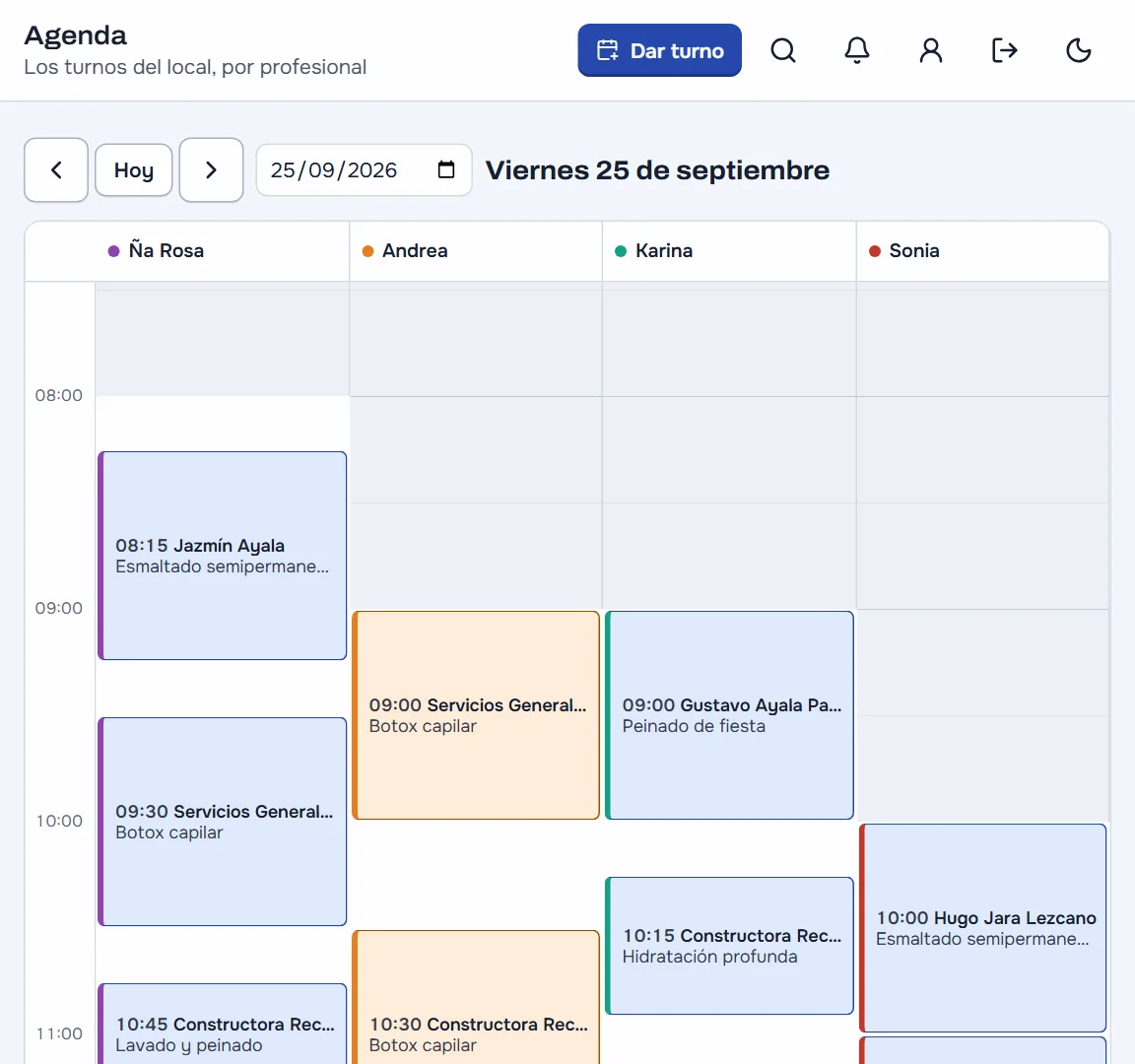 La agenda de una peluquería en la tablet: un día con las columnas de cuatro profesionales, cada turno con su hora, la clienta y el servicio, en colores según si está confirmado, sin confirmar o cobrado.