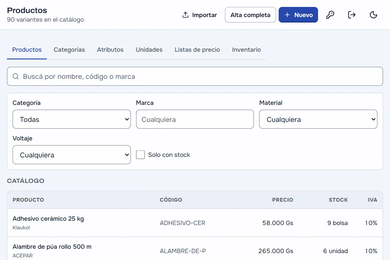 Catálogo de una ferretería con filtros por categoría, marca, material y voltaje: adhesivo cerámico, alambre de púa, amoladora, cada uno con código, precio y stock.