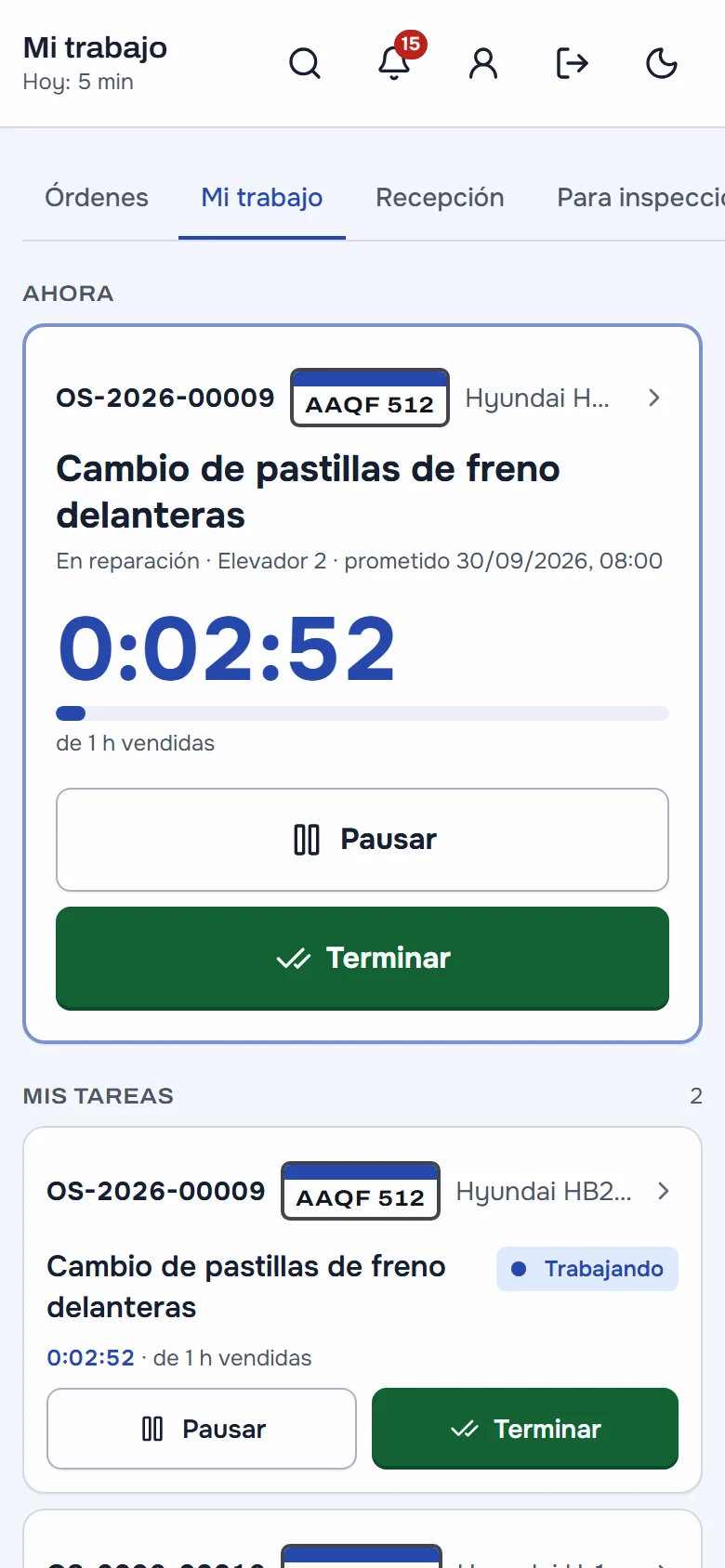 «Mi trabajo» en el celular del mecánico: la tarea que está haciendo ahora con el reloj corriendo y los botones «Pausar» y «Terminar», y debajo sus otras tareas del día.